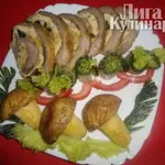 Мясной рулет с омлетом, сыром и маслинами