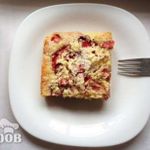 Клубничный пирог с посыпкой