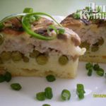 Слоеный пирог с курицей, грибами и рисом