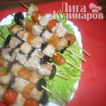 Шашлычок из куриного филе с черносливом, курагой и помидорами черри