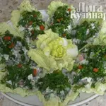 Салат мясной с редисом на капустных листьях