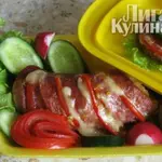 Колбаса, запеченная с помидорами и сыром