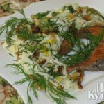 Жареная нерка с салатом из капусты и грецкими орехами