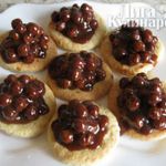 Песочное пирожное с шоколадными шариками
