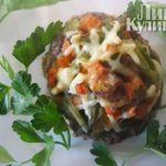 Мясные лепешки, фаршированные овощами