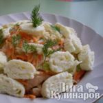 Острый салат с курицей и омлетом