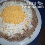 Слоеный салат с говяжьей печенью и яблоком