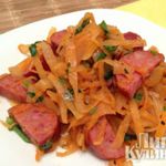 Тушеная капуста с острыми колбасками