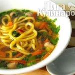 Китайский куриный суп с лапшой