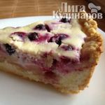 Грушевый пирог с творогом и черной смородиной