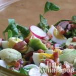 Салат с редисом, авокадо и беконом