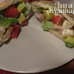 Салат с креветками в пите