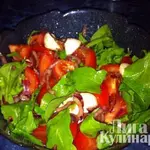 Итальянский салат с рукколой, моцареллой и маринованным луком