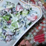 Салат их свежих овощей с изюмом и йогуртом