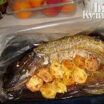 Рыба, запеченая на луковой подушке