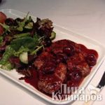 Свиные эскалопы с соусом из вишни