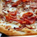 Пицца с карамелизированным луком и окороком