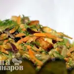Салат с сухариками, сыром и морковкой