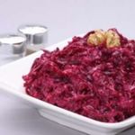 Простой салат из сыра, яиц и свеклы