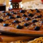 Пицца луковая с анчоусами и оливками