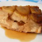 Пирог-перевертыш с бананами и сливочно-карамельным соусом
