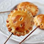 Пирожки с яблоком на палочке
