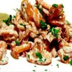 Жареные лисички в сметане