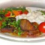 Жареная говядина на сковороде с луком