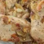 Жареная кусочками свинина с луком
