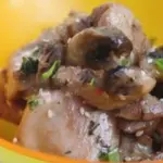 Курица тушеная с грибами