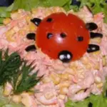 Салат из креветок с яйцом