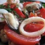 Салат из морепродуктов морской коктейль