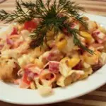 Салат с сухариками, кукурузой, колбасой