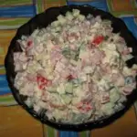 Салат с сухариками, помидорами, сыром