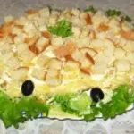Салат с курицей и сухариками