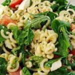Итальянский салат с макаронами и моцареллой