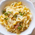 Салат с макаронами, сыром и ветчиной