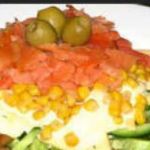 Салат с жареными грибами, сыром и кукурузой