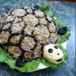 Салат черепаха (черепашка) с курицей, черносливом