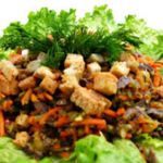Салат обжорка с курицей, сухариками