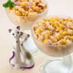 Салат с курицей, сыром, сухариками