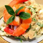 Легкий салат из креветок с яйцом