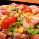 Салат с креветками и кукурузой