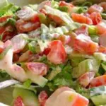 Салат с крабовым мясом, рисом, огурцом