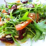 Салат с рукколой и помидорами