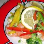 Овощной салат с креветками и лимоном