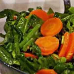 Салат из моркови и шпината