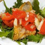 Линь с запеченными помидорами и перцами