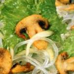 Грибы в сухарях, с рисовой лапшой и салатом фризе
