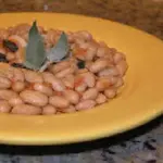 Жареные бобы с шалфеем